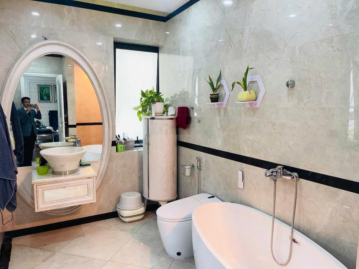 Bán biệt thự đơn lập 366.8 m2 Vinhomes Riverside, View sông ngã ba lớn nội khu 5PN, 5WC, có bể hơi