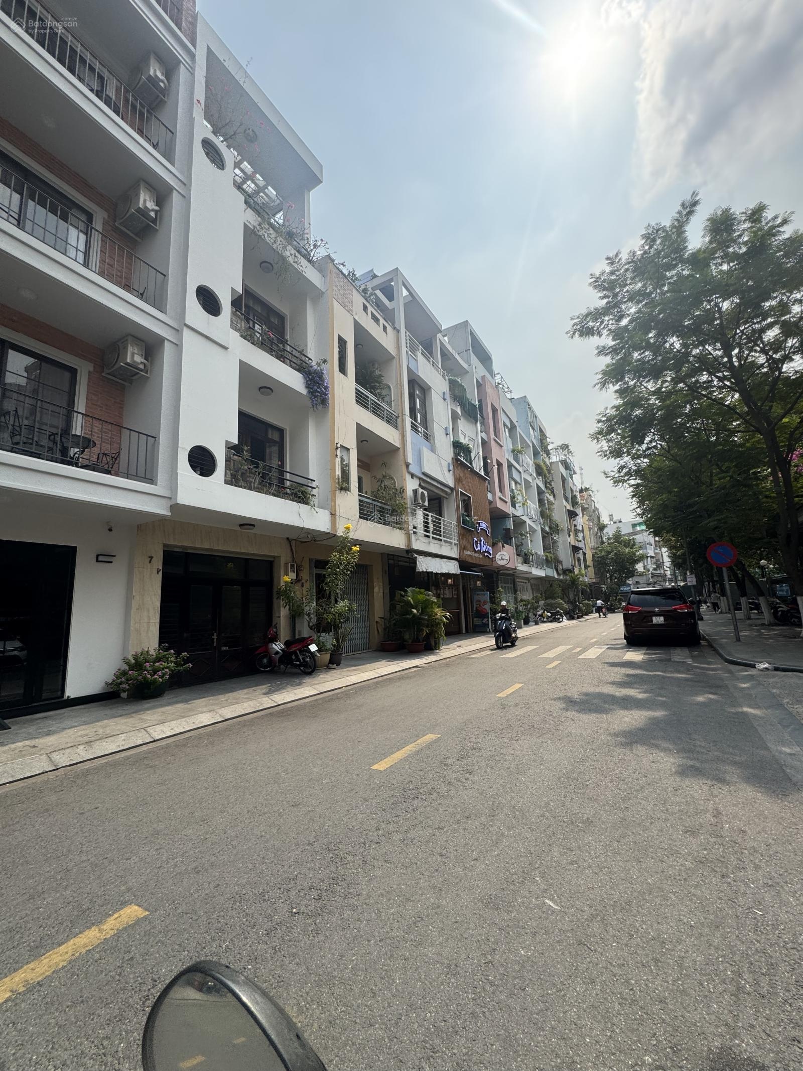 Nhà trục song hành Hoàng Diệu 12m có lề đường đậu đỗ thoải mái