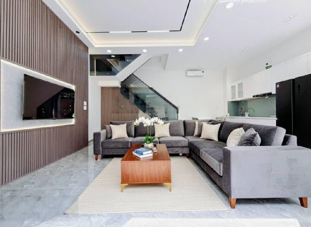 Nhà đẹp 3 tầng, full nt, sổ đẹp,sát mặt tiền trần xuân soạn chính chủ, dt 42,3m2