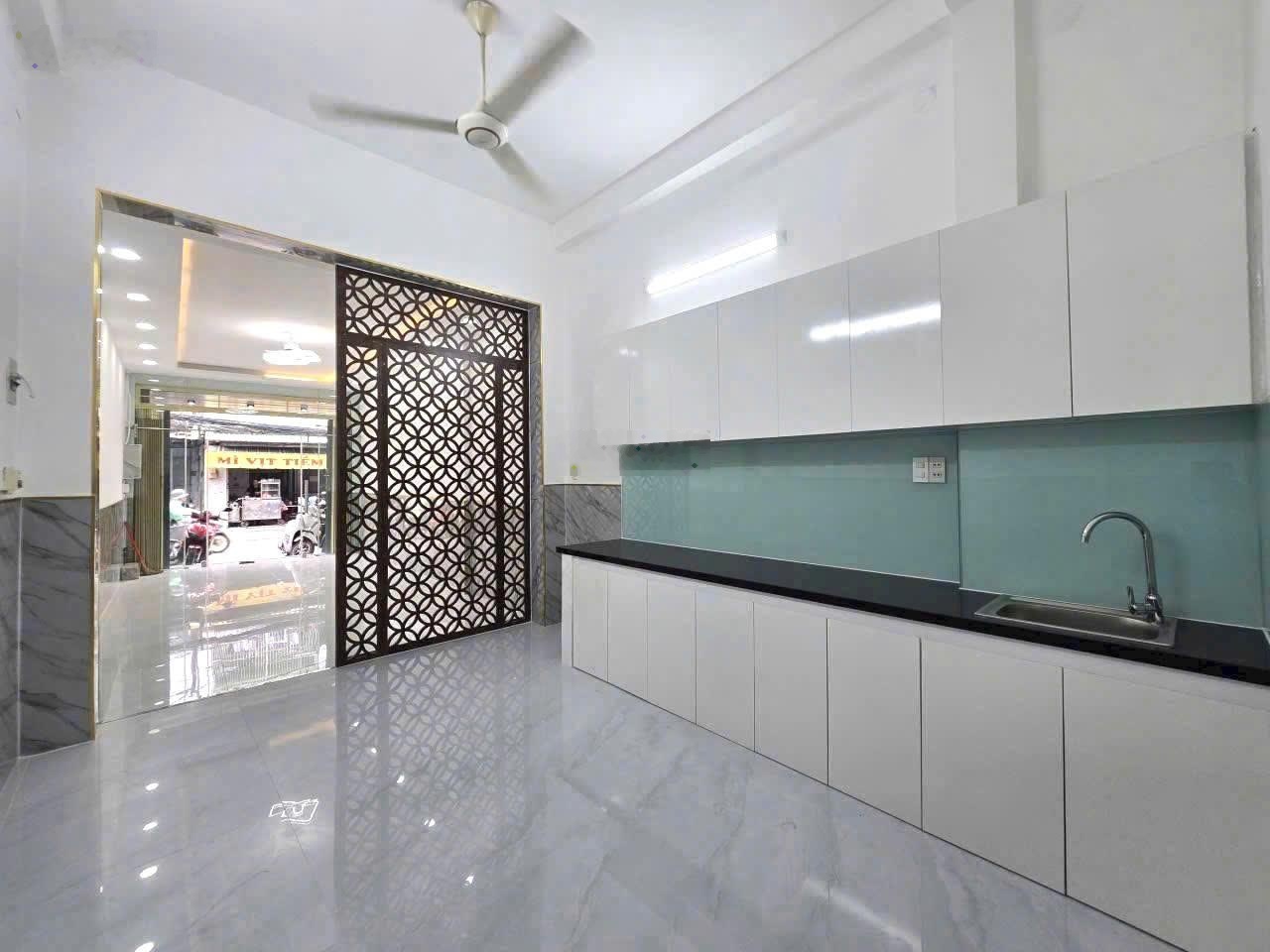 Chỉ 9 Tỷ 6, Bán nhà MẶT TIỀN Tạ Quang Bửu Quận 8. (3.5X15) 4Tầng, SHR, Gần chợ, TTTM AEON