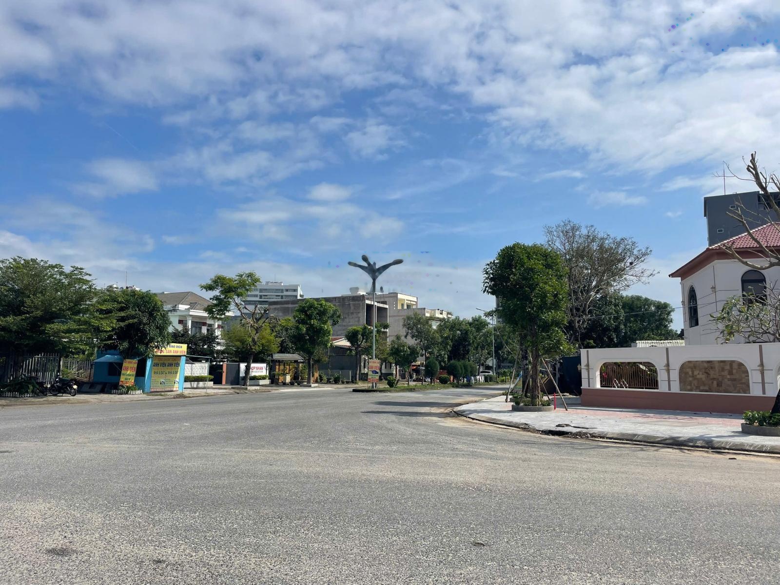 Cần bán lô đẹp trước cổng Chợ Điện Ngọc, mặt tiền 8m ngang, mua ở và kinh doanh!