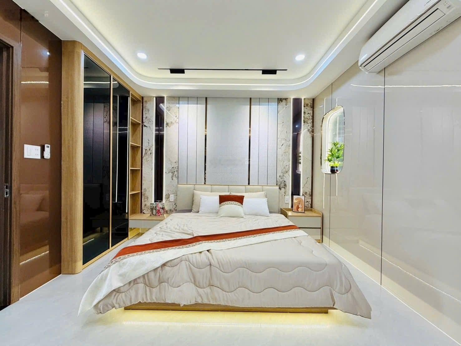 Giảm mạnh 300tr nhà Lê Văn Sỹ, P3, Q3. DT 55m2, xây 5 tầng, hẻm oto 6m, sổ riêng