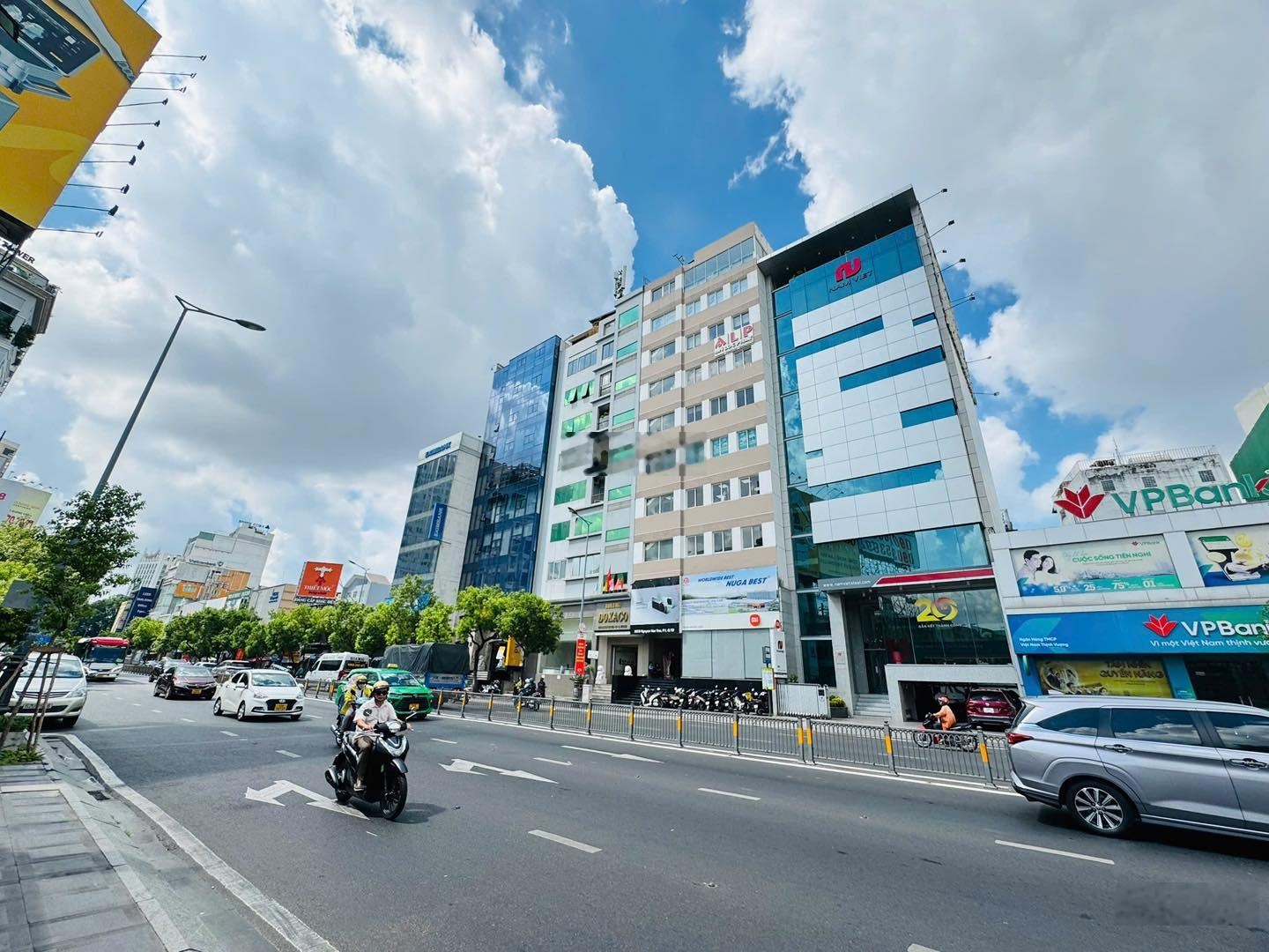 Bán nhà mặt tiền đường Phan Xích Long,dt 8x24m