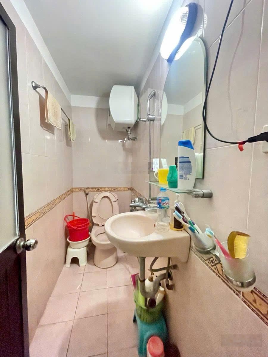 Vị trí View Hồ, phân lô, mặt tiền rộng, ô tô tránh, trung tâm quận Cầu Giấy. DT 80 m2. Giá 32 tỷ