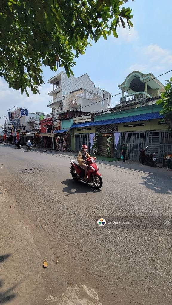 Bán đất tặng nhà ngay bệnh viện lê văn thịnh q.2 . sát mặt tiền đường nguyễn duy trinh