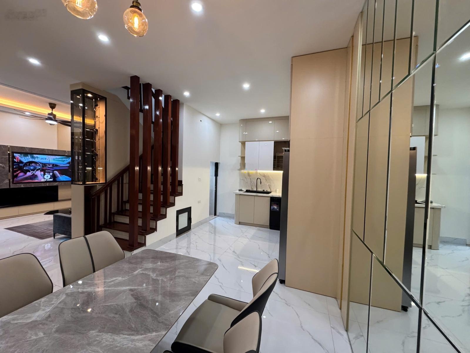 Chính chủ e cần chuyển nhượng nhà lô góc 4 tầng - gia thuỵ - hoàng minh đạo - thang máy - full nt