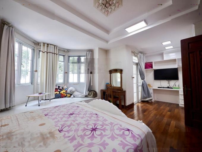 Chủ Bán Biệt thự 147 mét , khu biệt thự Saigon Pearl . Sổ đỏ giao luôn