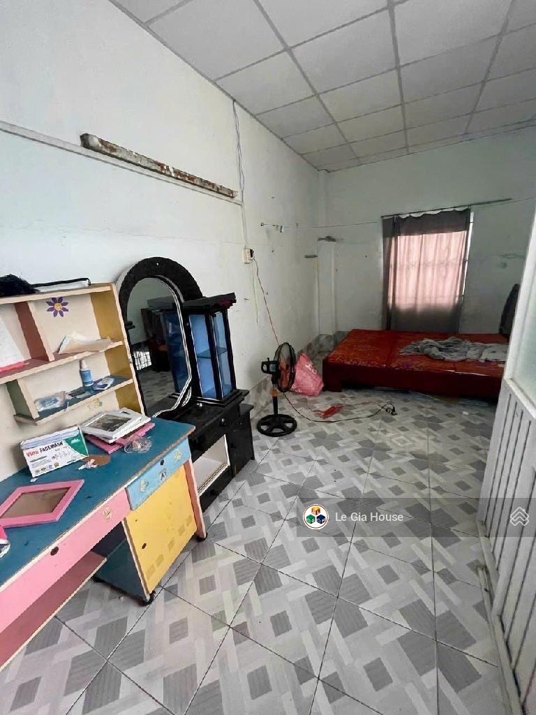 Nhà 1 trệt 1 lầu ngang 4m dài 21.2m Hiện có nhà 2 phòng ngủ 2WC và phía sau có 3 nhà trọ