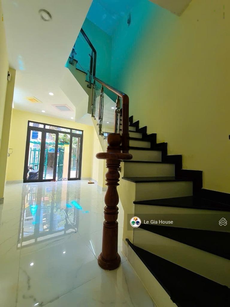 - Lô góc, đường lớn xe hơi chạy vi vu - Nhà 3 tầng,4PN, mới ở liền