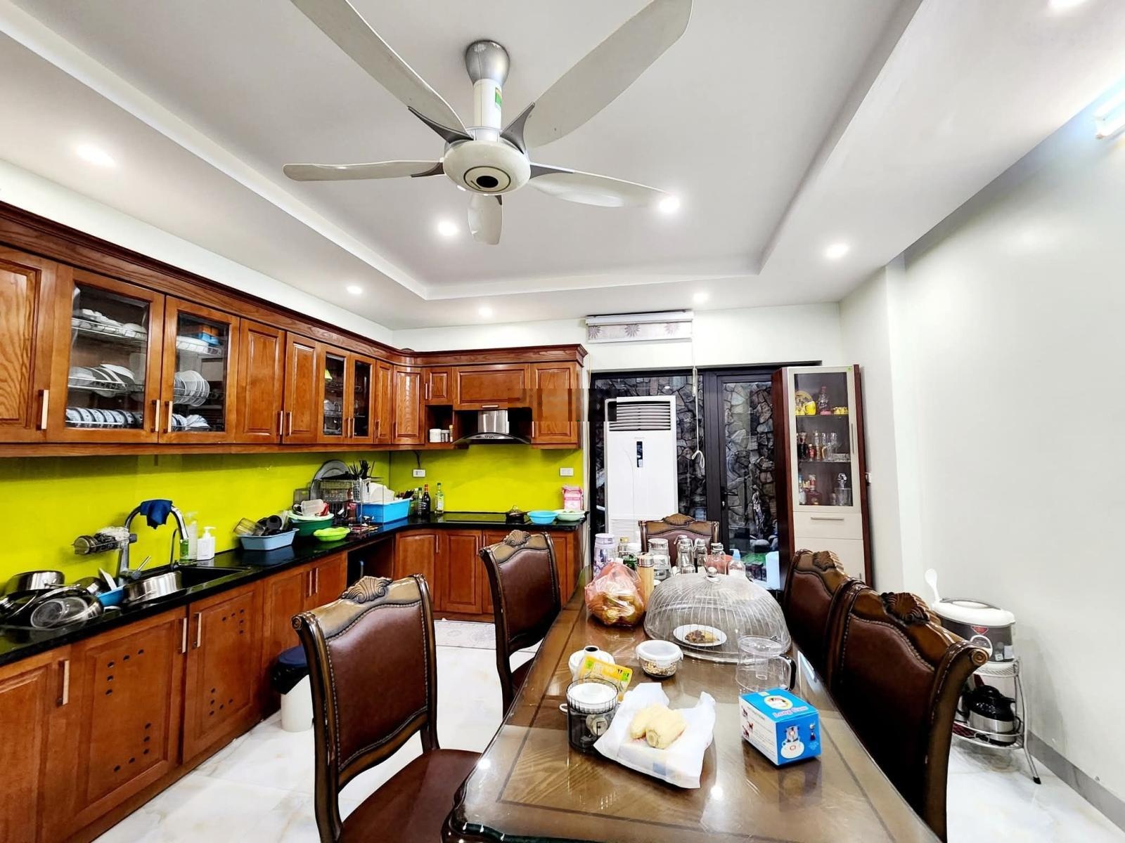 Chính chủ gửi bán liền kề Văn Phú-Ngay công viên,dt 95m-5 tầng,Vị trí đắc địa,hiếm bán.