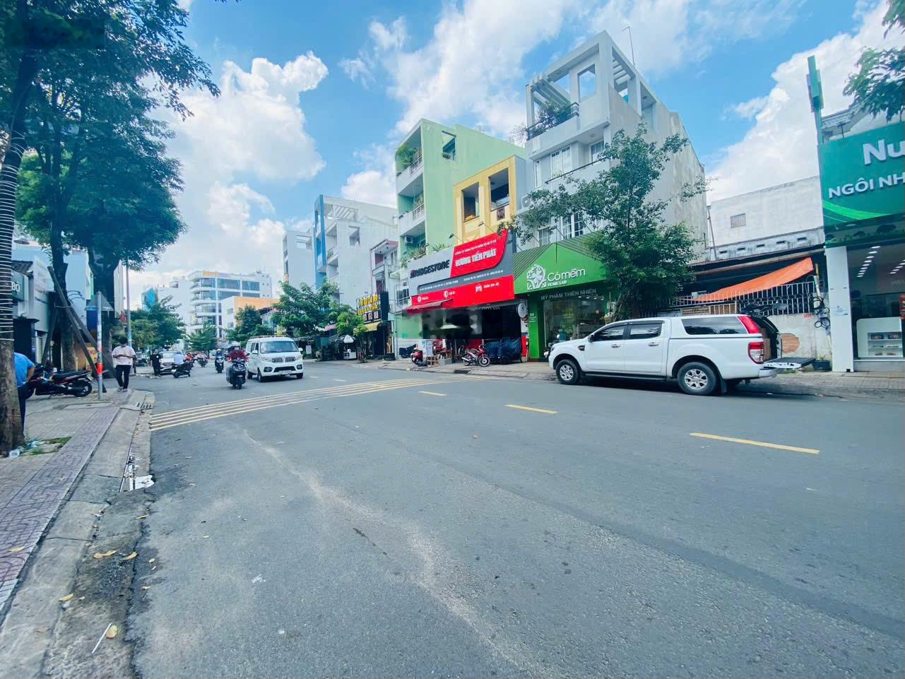 Nhà mặt tiền kinh doanh đường Tân Sơn Nhì, quận Tân Phú. (DT: 4x19.5m 2 tầng). Giá: 17.5 tỷ