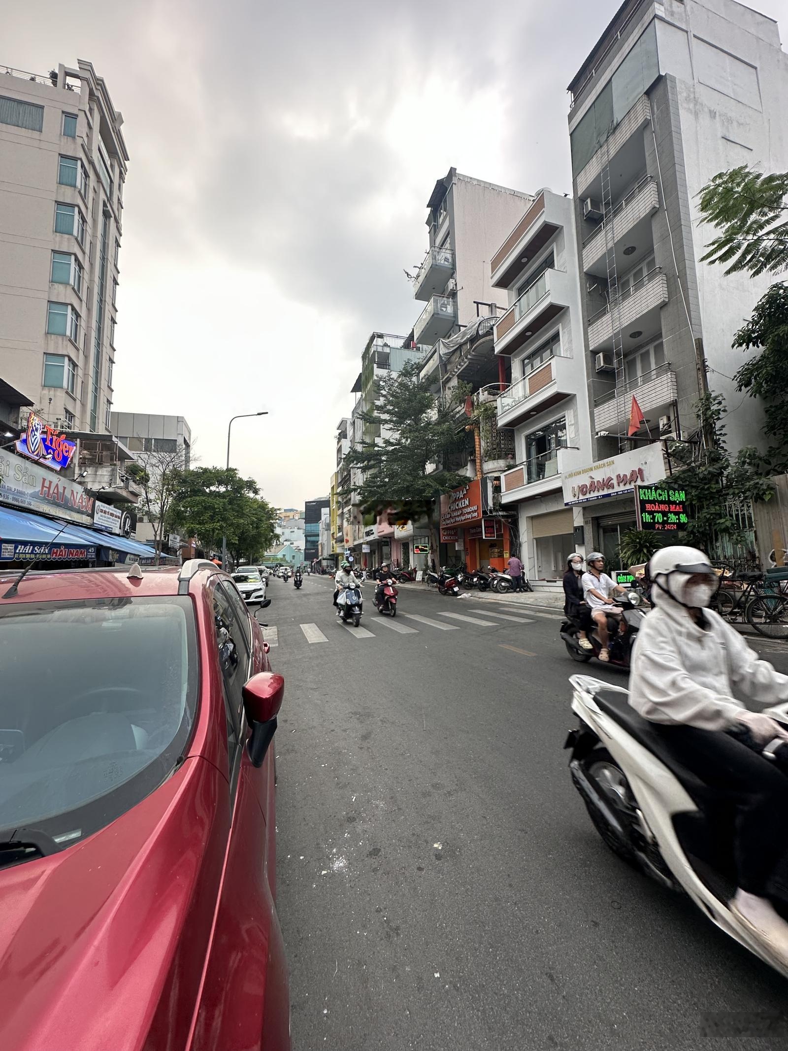 Bán 900m2 quỹ đất vàng Q.1 - Nhà 2 mặt tiền ngay Đinh Tiên Hoàng - 16x35m, XD hầm 10 tầng - 379 tỷ