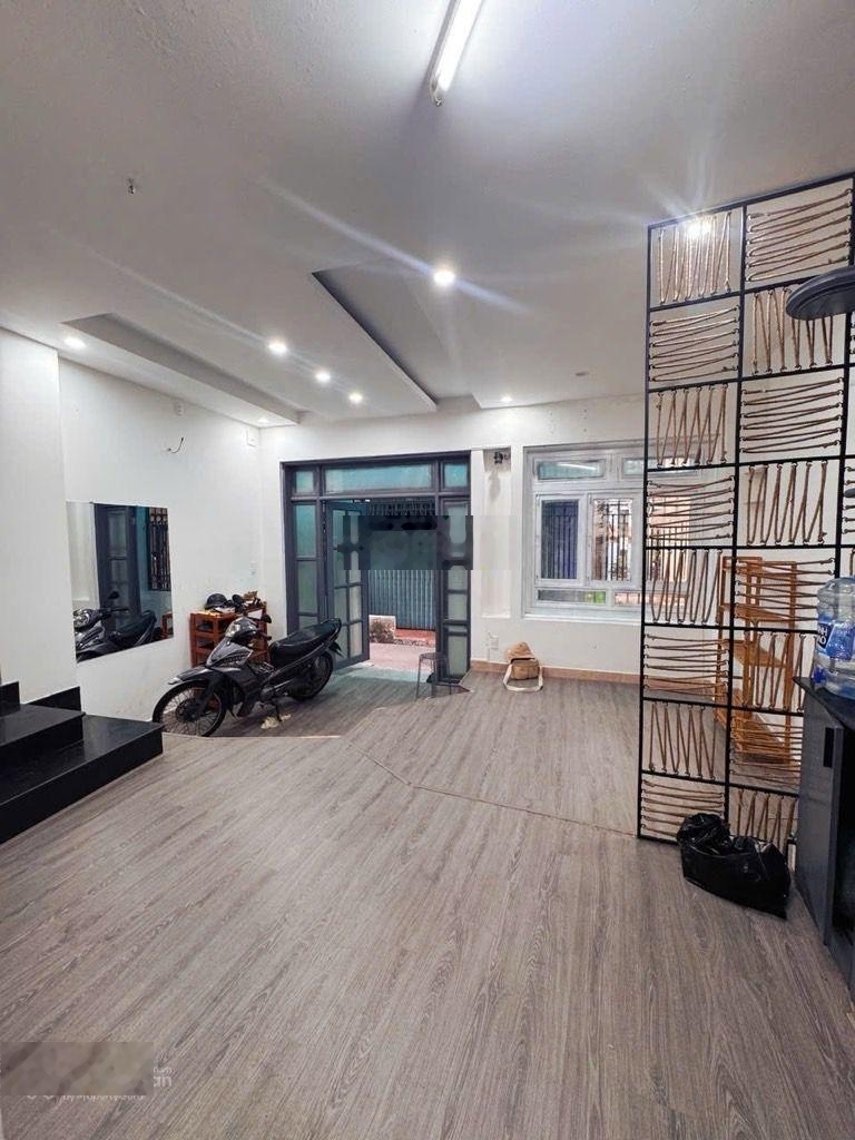 Huỳnh Văn Bánh - ngang hơn 5m kề hẻm xe tải - 4 phòng ngủ