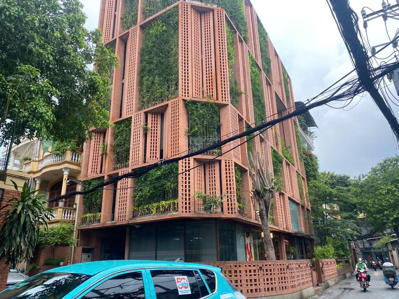 Bán gấp nhà MT ngay Hai Bà Trưng, Quận 1. 9mx20m - 3 lầu - HĐT 250 triệu/tháng. Giá 60 tỷ