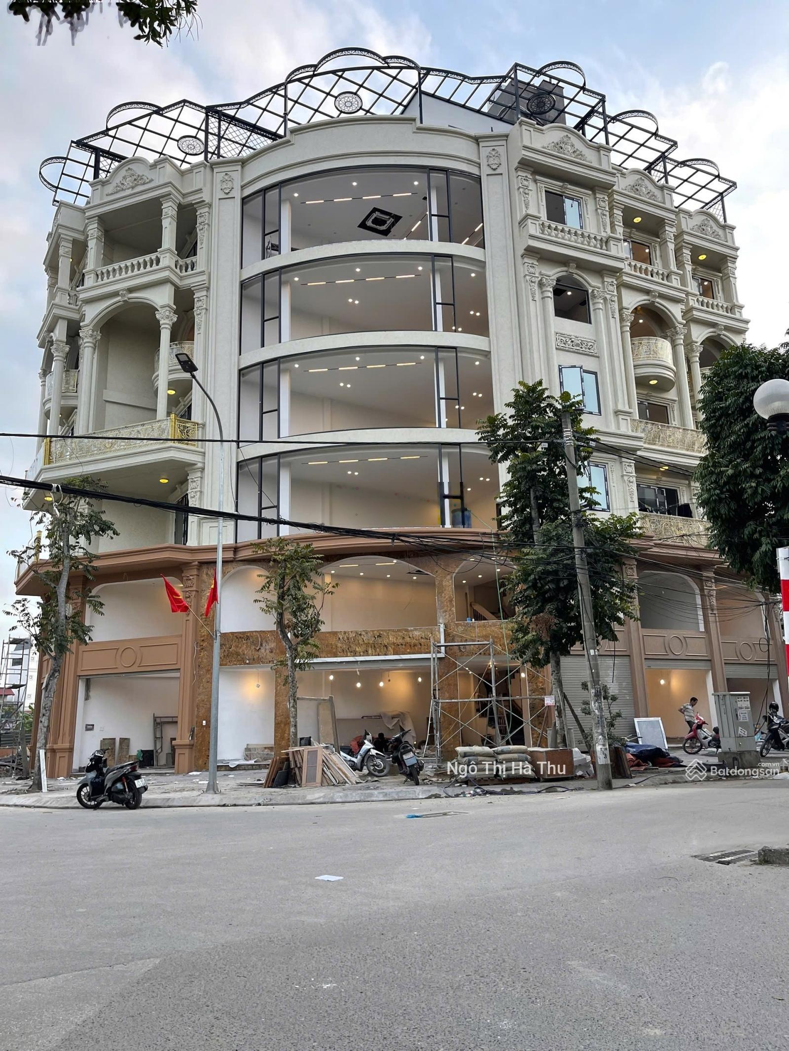 Em Linh bán căn nhà độc tôn ở Bát Khối DT 50m2x7 tầng, có thang máy, vỉa hè rộng, trung tâm