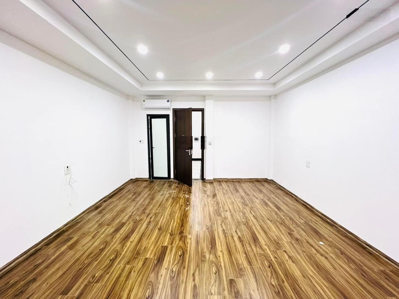 Cho thuê nhà mặt phố Hoàng Ngân. Diện tích: 80m2 x 5 tầng, để xe thỏa mái, mọi mô hình, 30tr/th