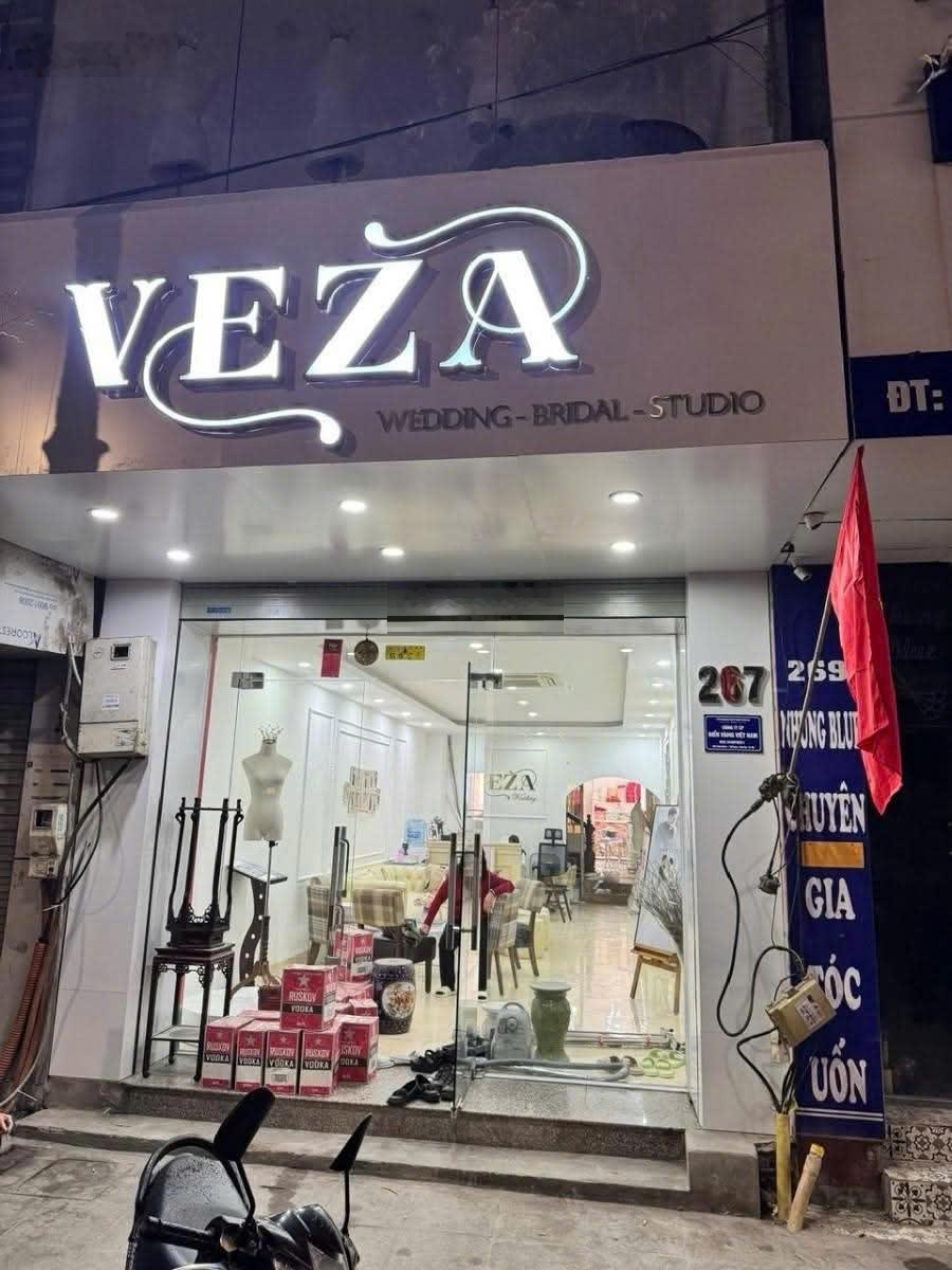 Mặt phố Cầu Giấy siêu hiếm, vỉa hè rộng, mặt tiền thông số đẹp, kinh doanh vip. DT 60 m2. Giá 24 tỷ