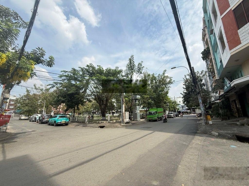 Hàng thơm gấp bán, nhà góc 2 mặt tiền đường ngay KDC Akari Võ Văn Kiệt, Bình Tân, 2 tầng 9.2x23m