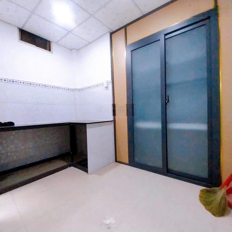 Bán nhà khu dan cư 2 tầng. Gần đường và chợ. Hẻm thông