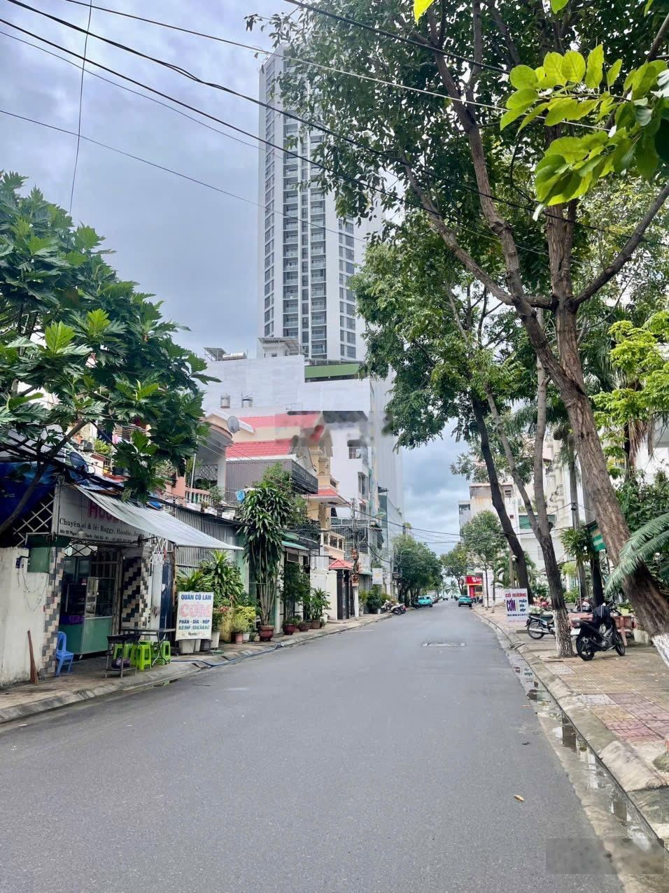 Bán đất có nhà cấp 4, đường Phạm Ngọc Thạch, Vĩnh Hải, Nha Trang. DT 113,8m2. Hướng Nam. Giá 13,5tỷ