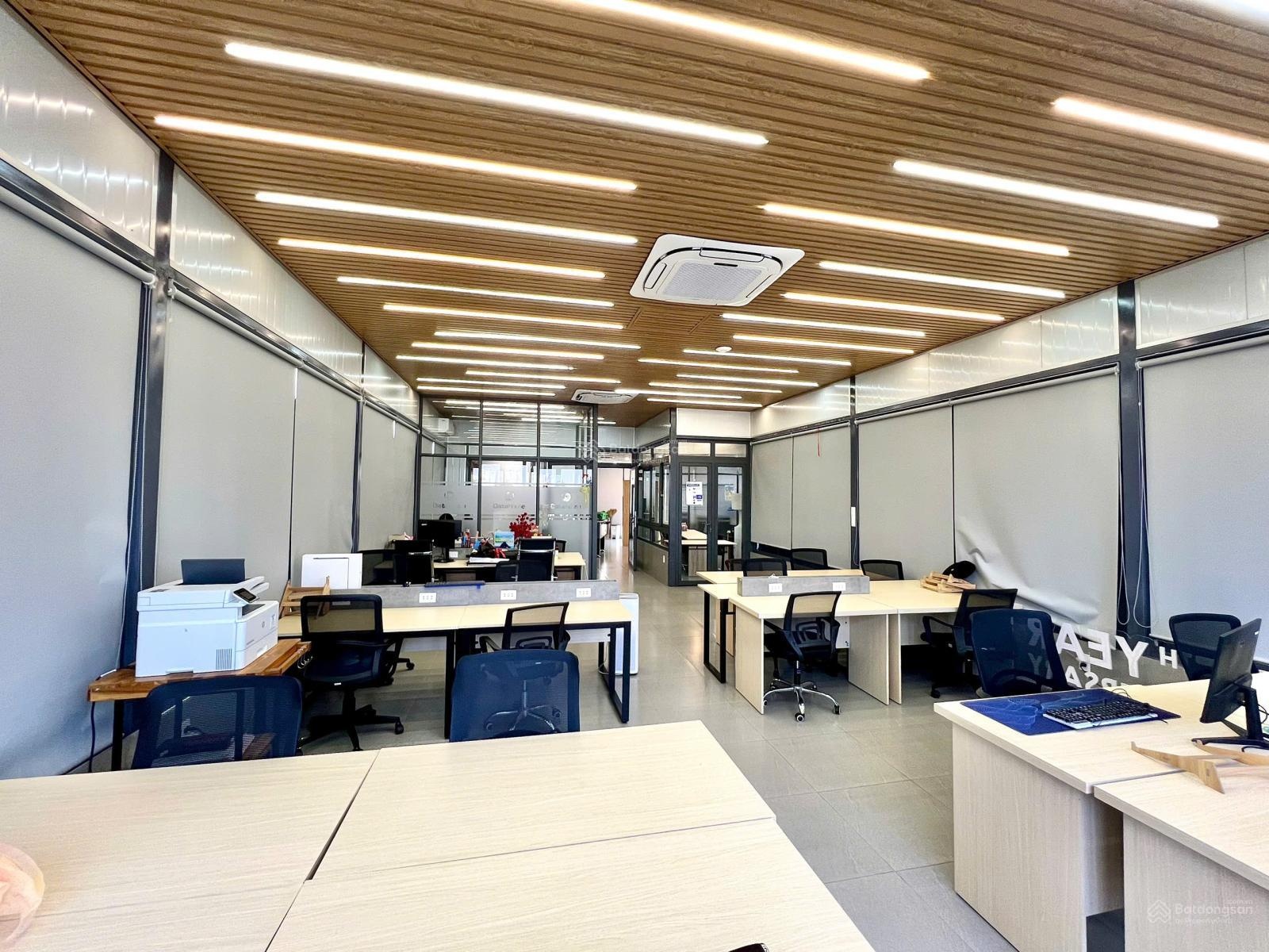 Văn phòng đường Hồng Lạc, Tân Bình, DT 200m2 có ban công thoải mái giá chỉ 34tr/ tháng