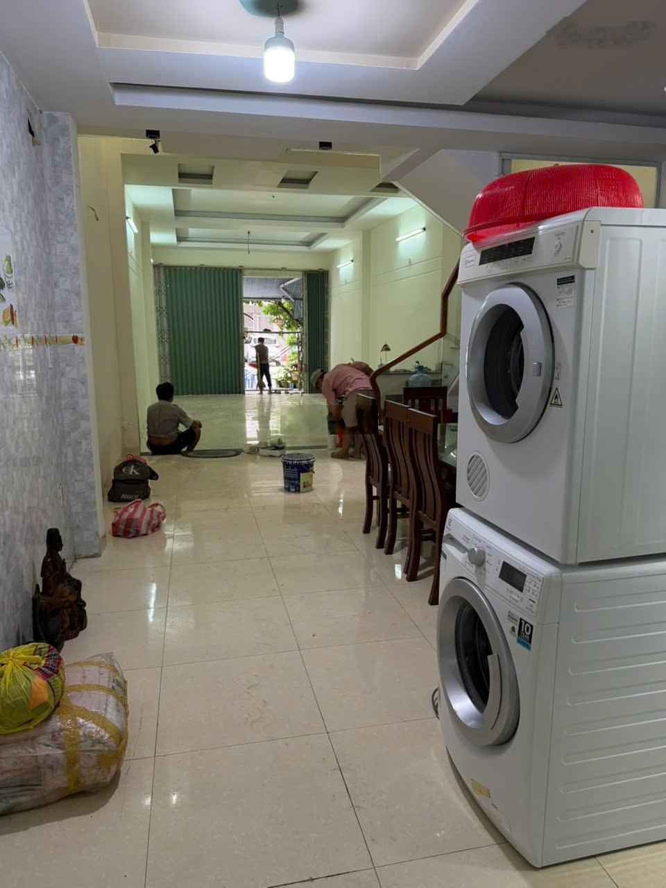 Bán nhà 3 tầng MT đường Hồ Quý Ly (đường 10m5) - trục kinh doanh thông biển. Giá 9ty9 LH 0942992361