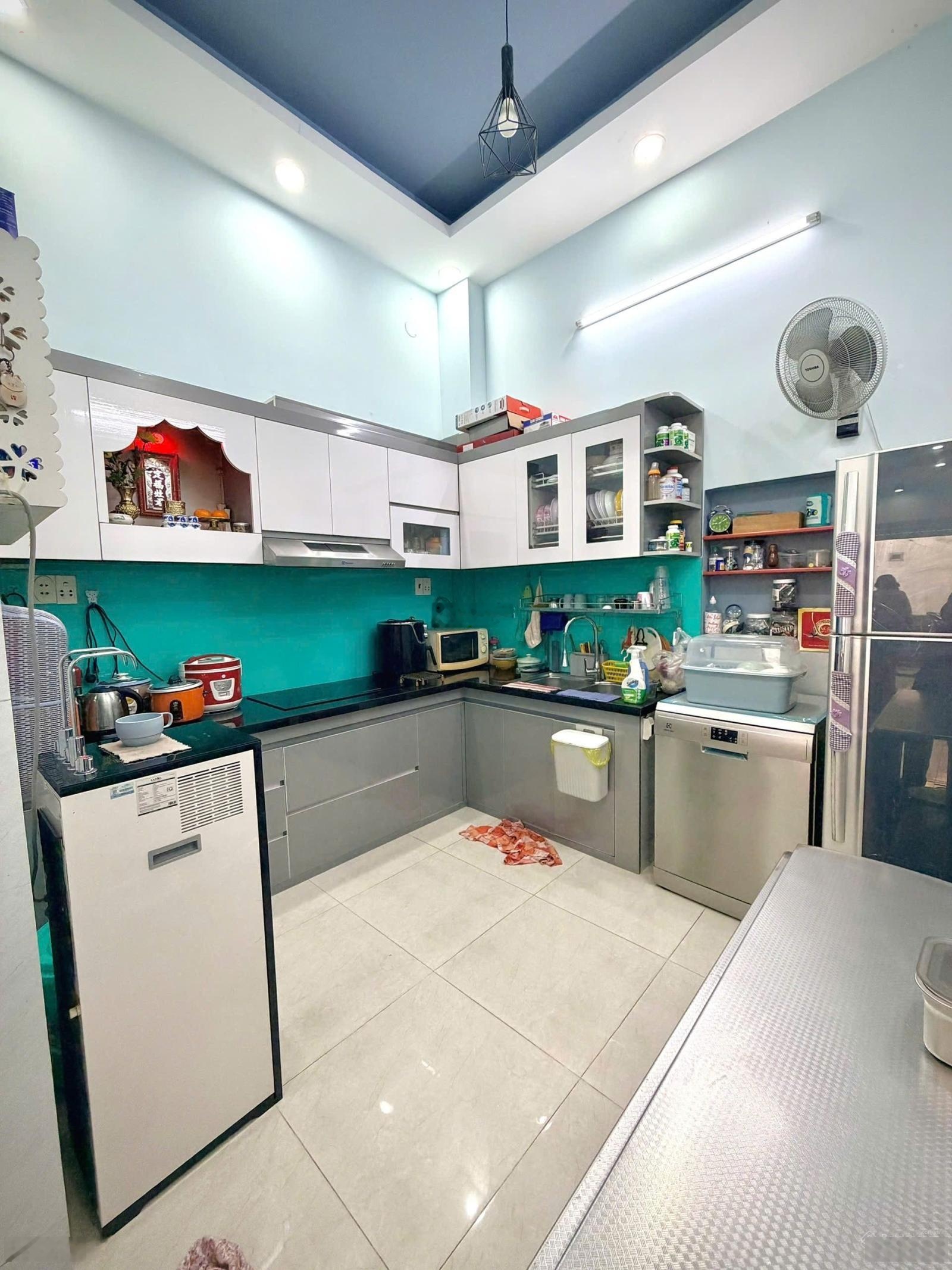 Hàng độc quận tân phú, gần lê trọng tấn xe hơi đỗ cửa.