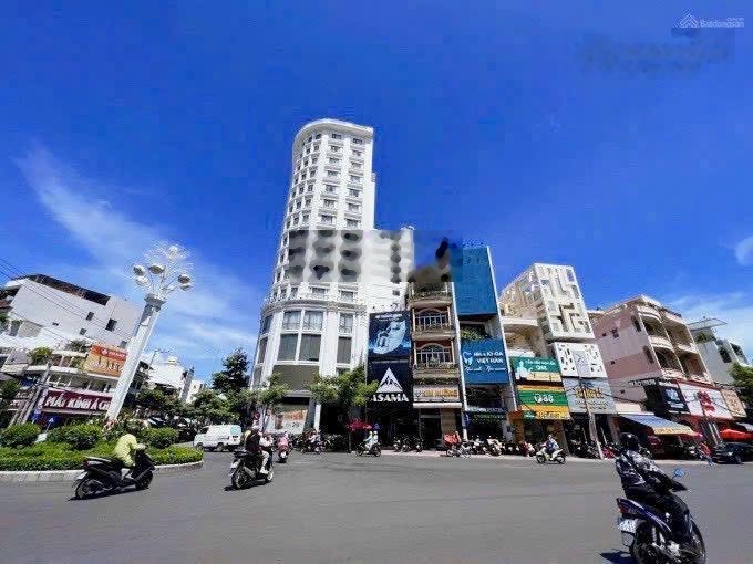 Mặt tiền vòng xoay Quang Trung. Dòng tiền thuê 33tr/th, khu trung tâm sầm uất