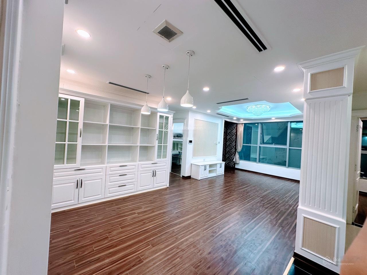 Bán gấp căn hộ chung cư cao cấp CT2A Hoàng Cầu 2PN 1WC DT: 60m2 giá 5 tỷ. LH: E Hoà 0917495479