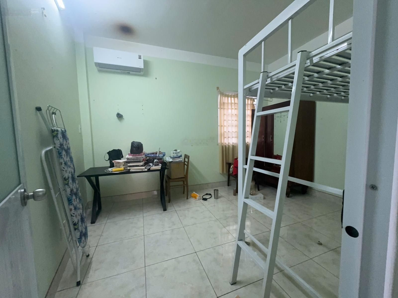 Cho thuê nhà trung tâm Phú Nhuận, sát chợ, trường học, xung quanh đầy đủ mọi tiện ích.