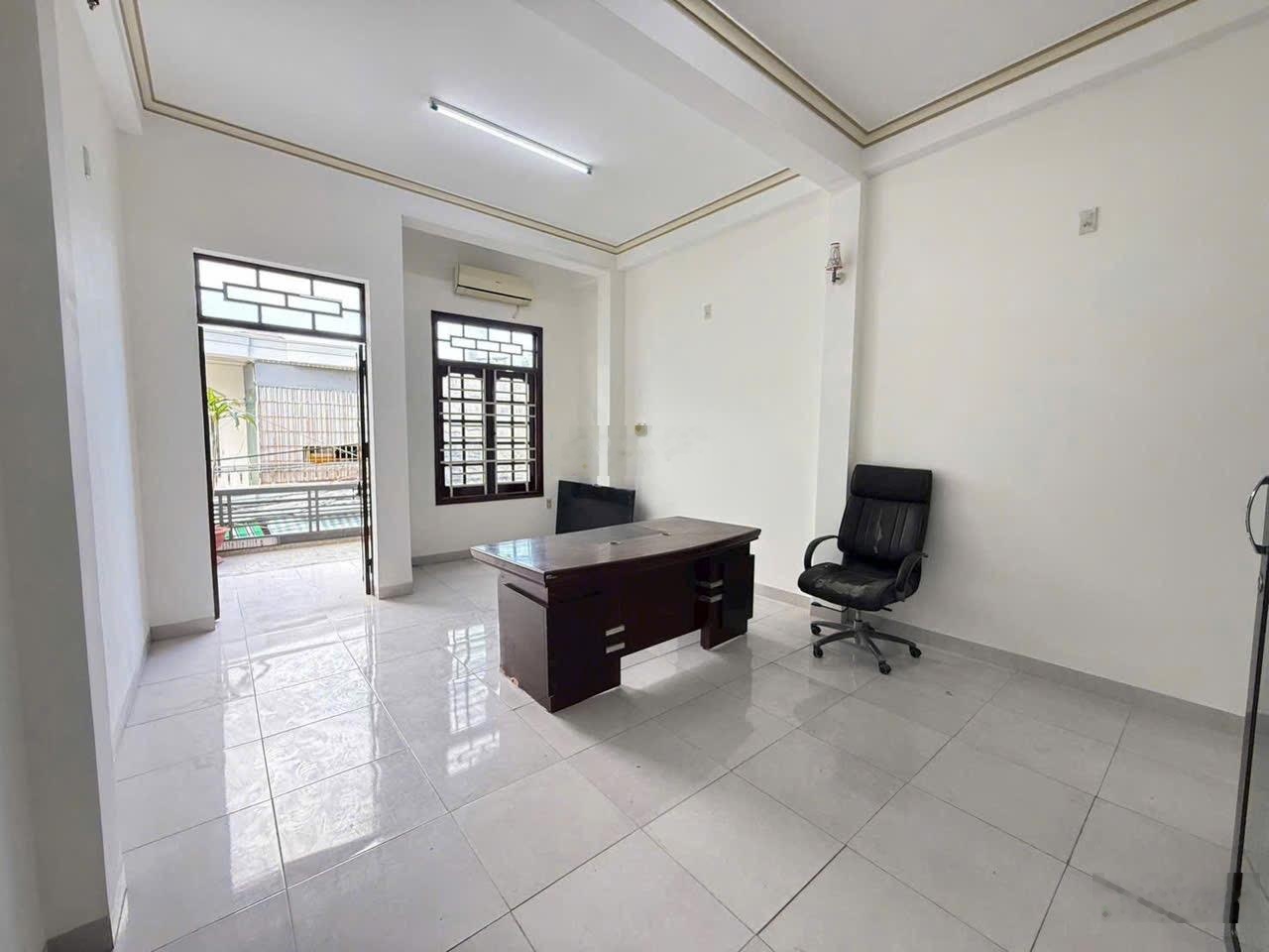 Bán căn nhà 4 tầng ngay chợ Vĩnh Hải cách biển 900m giá rẻ