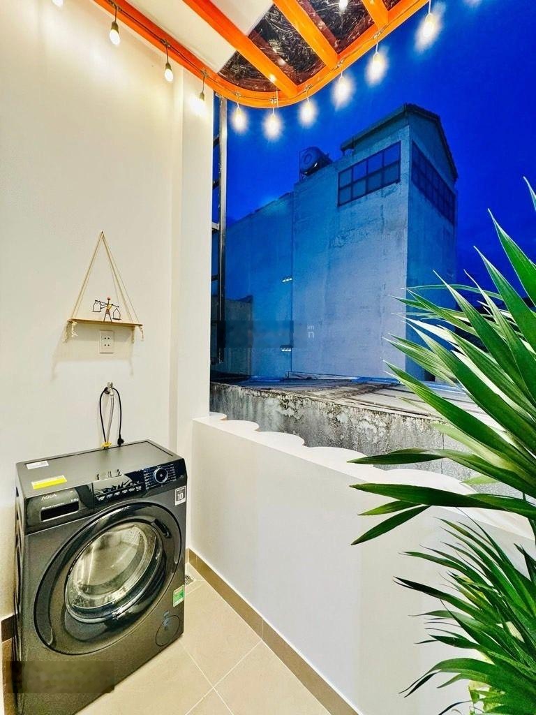 Siêu phẩm Hoàng Hoa Thám - hẻm thông xe hơi cách 15m - 3 tầng - 2PN - 3WC - SD 60m2 - 3,98tỷ