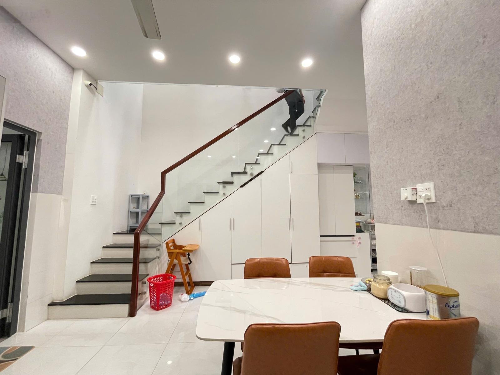 Nhà nha trang thiết kế đẹp sân ô tô full nội thất gần trung tâm tp