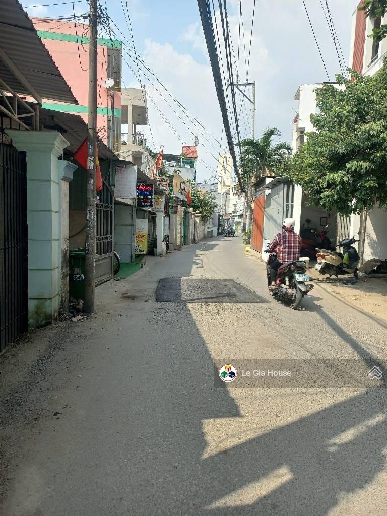 BÁN NHÀ CẤP 4 THÔNG SỐ VÀNG CÁT LÁI, QUẬN 2 Diện tích: 256,4m Ngang 7,7m nở hậu