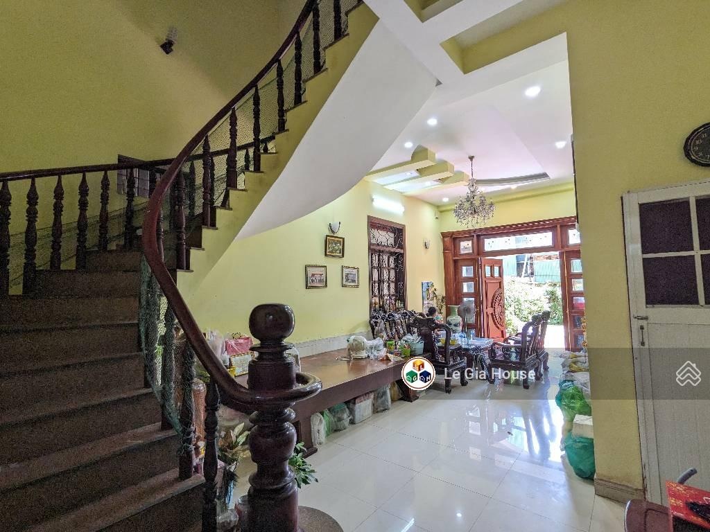 Nhà đẹp sân vườn - 3 tầng x 219m2 - ô tô vô nhà - giá 30 tỳ (tl) - nguyễn duy trinh, q2