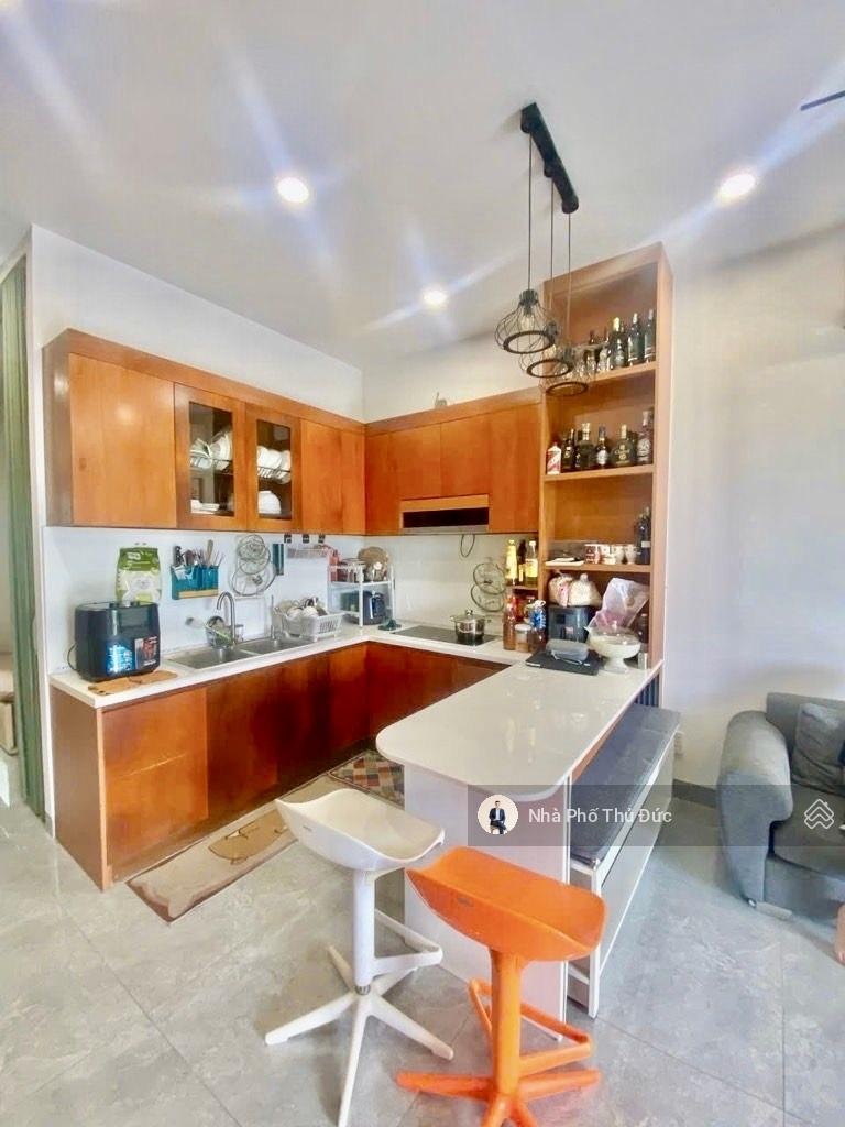 Bán nhà 2 tầng - ô tô đỗ cửa - tặng nội thất- trường lưu - long trường