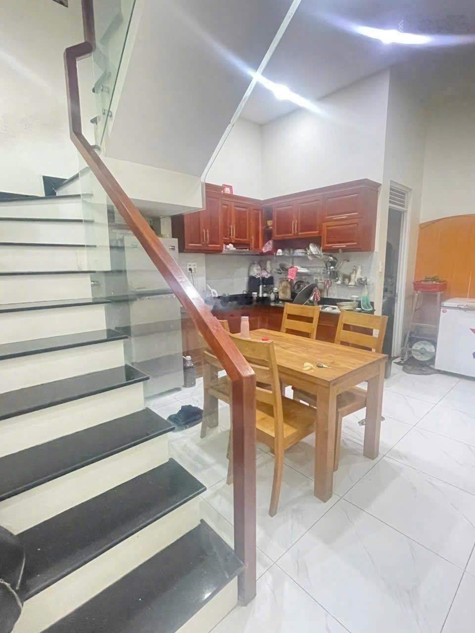 4 tỷ 8 - Bán nhà 3 tầng lầu - sát bên chợ đầu mối nông sản Thủ Đức - Đồng bộ an ninh.