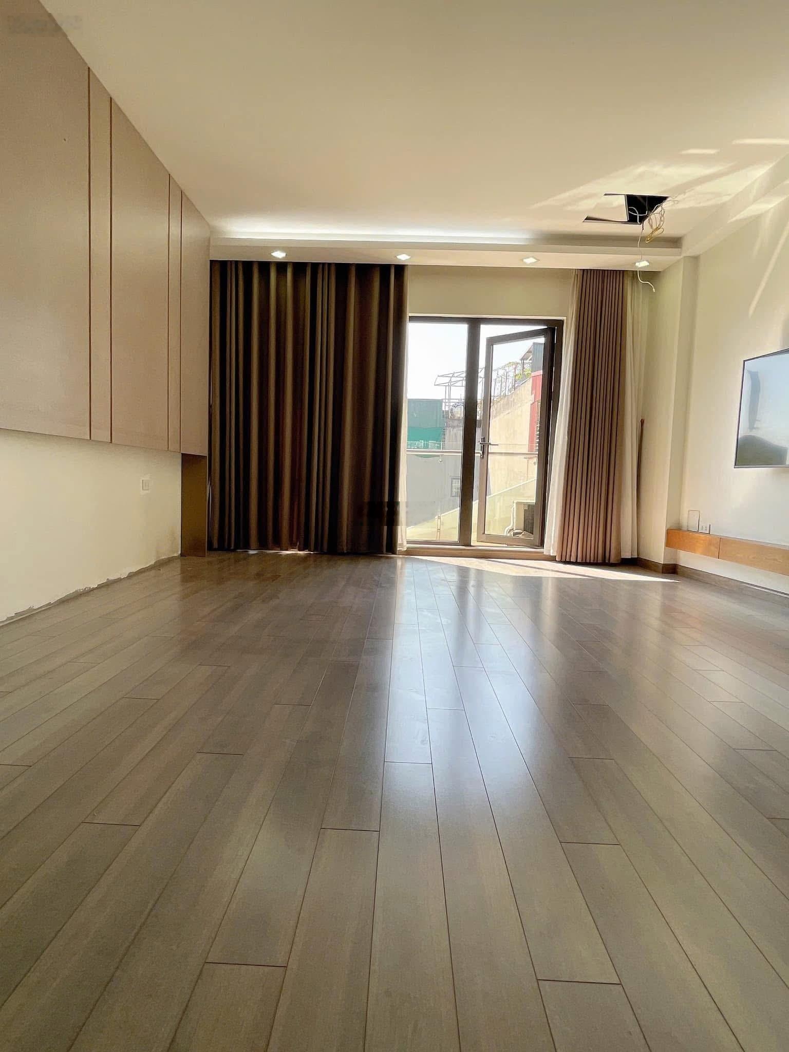 Chính chủ gửi bán nhà Mặt Phố Vạn Phúc :52m2,5 tầng lô góc,mt:4.5m.Giá:35tỷ.LH:0888999766