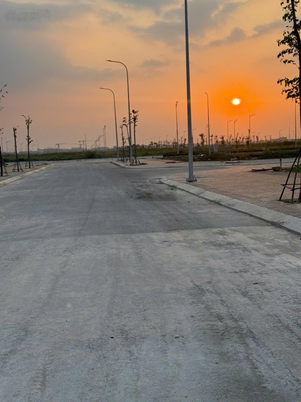 Bán lô đất nền 90m2 full thổ cư, giá cực kì ưu đãi cho khách thiện trí, nằm mặt tiền đường Lớn.