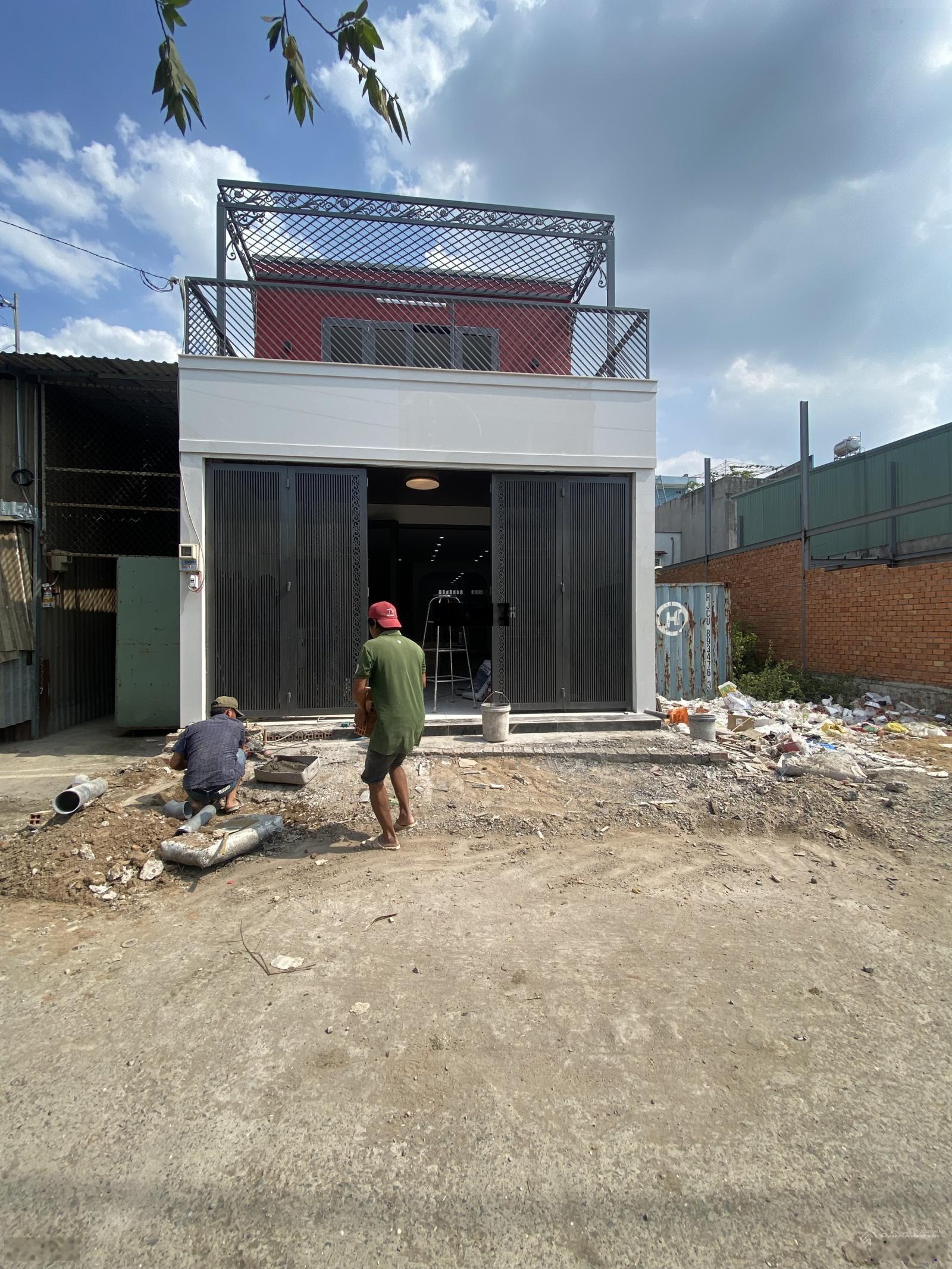 Mặt đường nhựa 8m - xe tải đỗ cửa - ngay Tỉnh Lộ 10 - 128m2 - nhà mới sắp hoàn thiện