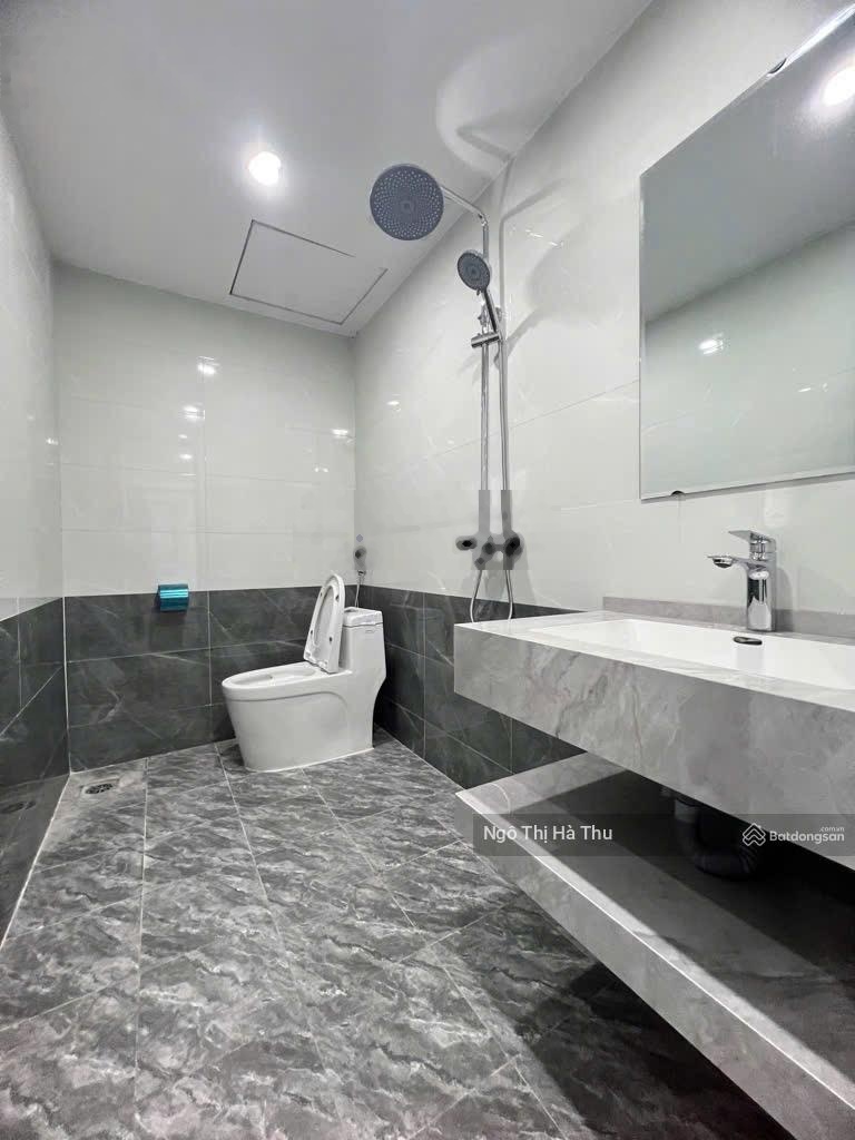 Rẻ nhất khu vực ngọc thụy, dt 30m2, giá chỉ hơn 7 tỷ, ô tô đỗ ngay cổng, 5 tầng, khu trung tâm