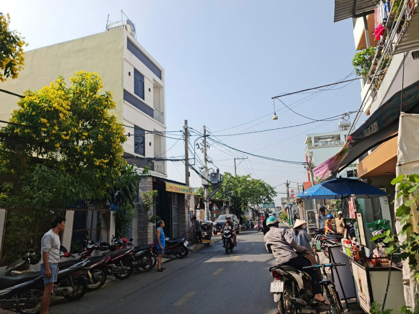 Bán nhà 3 lầu mới xây xong, mặt tiền đường thông 75m2 tại hóc môn