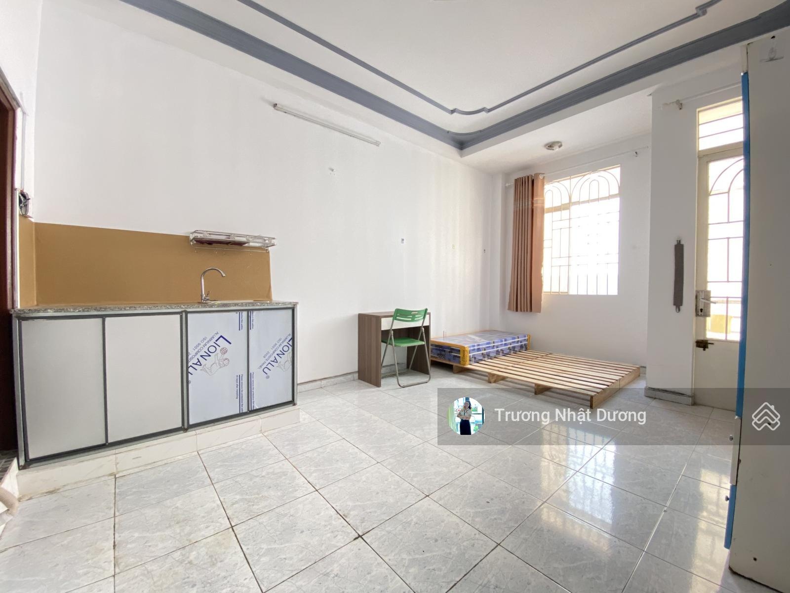 Giá giảm sốc dịp cuối năm - phòng ban công cửa sổ lớn cho giữ qua tết