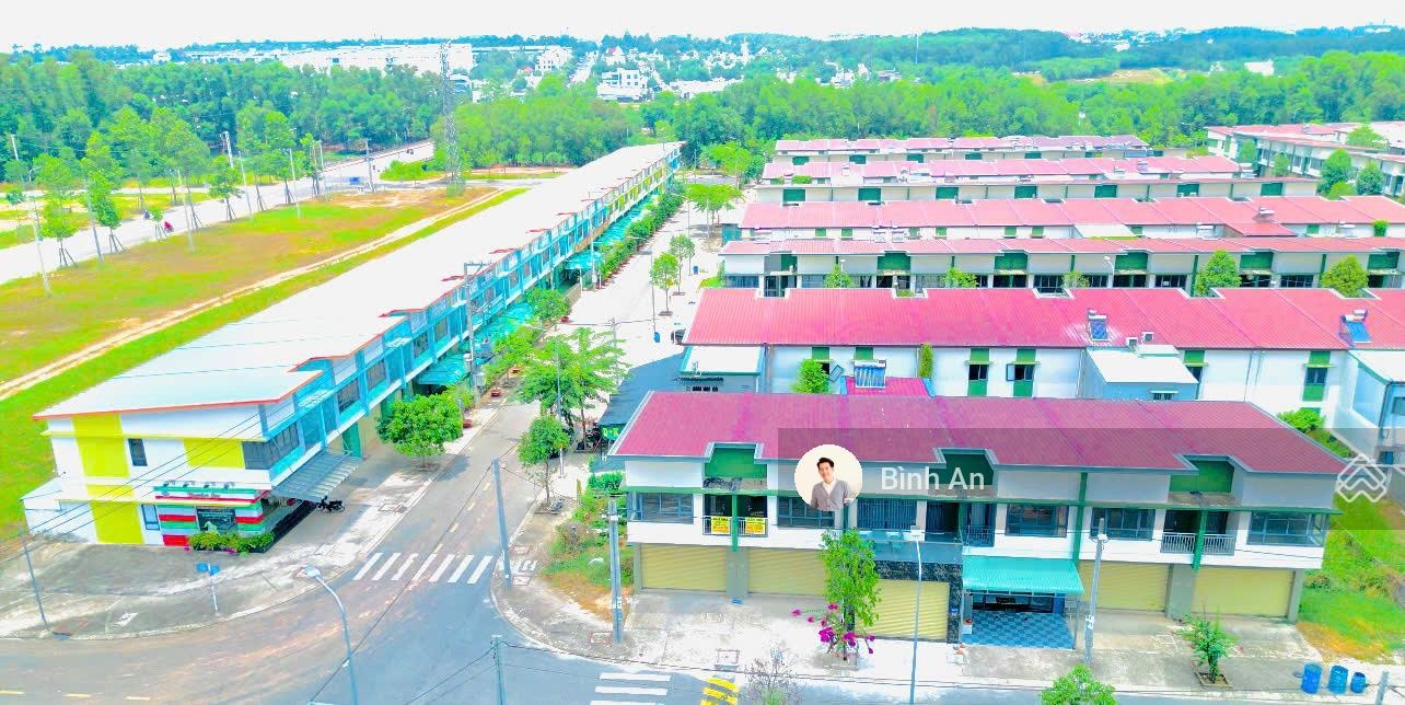 Bán nhà 1 trệt 1 lầu KĐT Oasis, trục đường đẹp nhất dự án, dân cư ở đông, sổ hồng sẵn, giá 1,9 tỷ