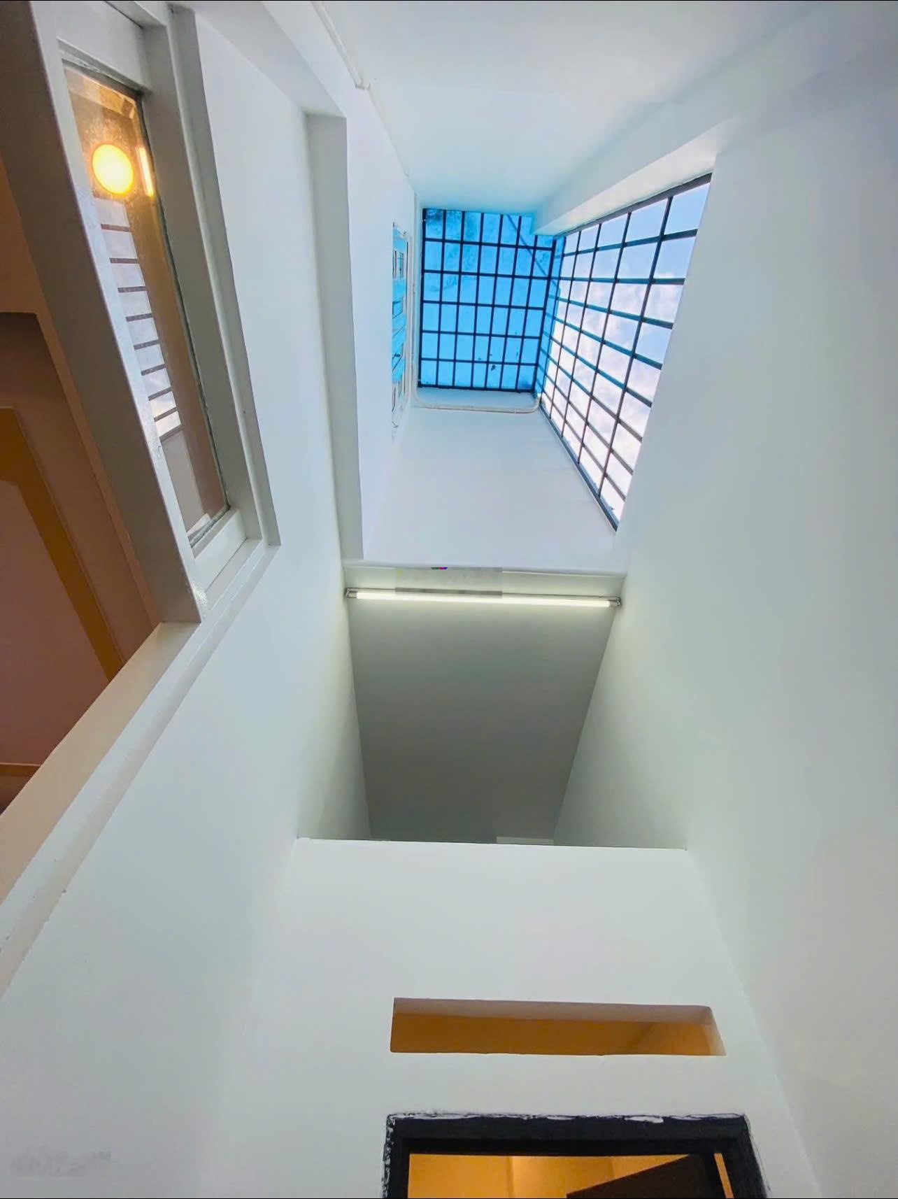 Nhà đường chiến lược ngay chợ bình trị đông - hẻm xe hơi - tặng full nội thất