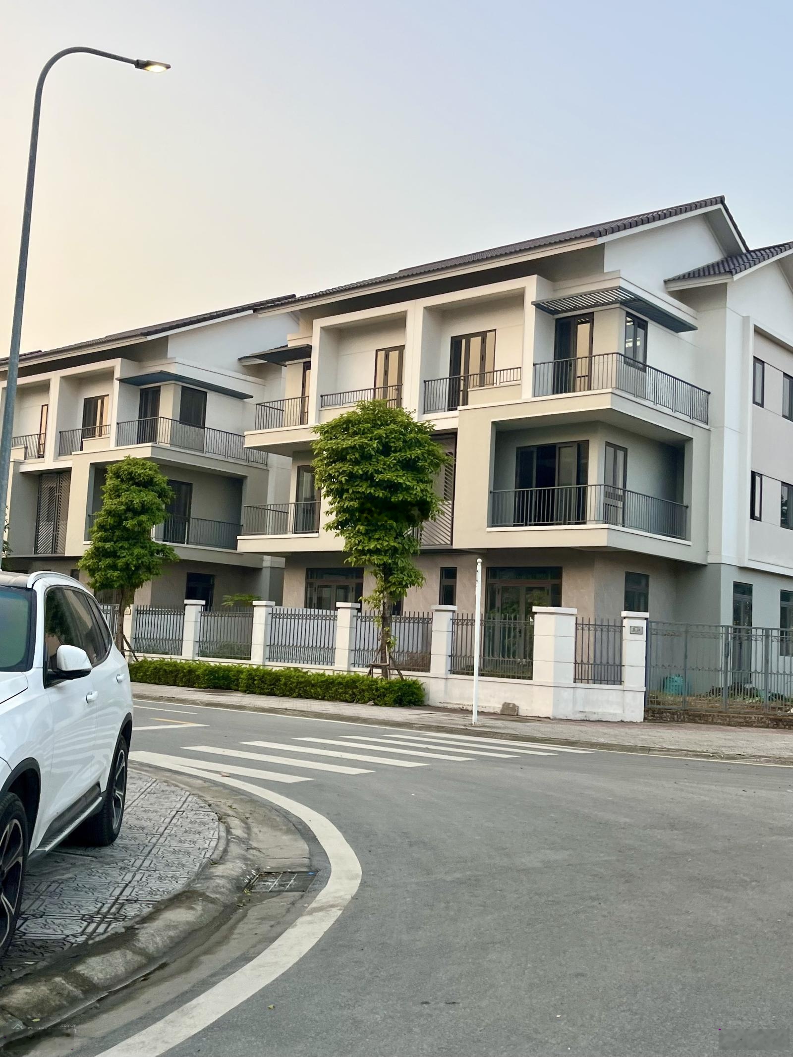 Bán gấp biệt thự 230m2 Centa Riverside cách Hồ Tây 12km