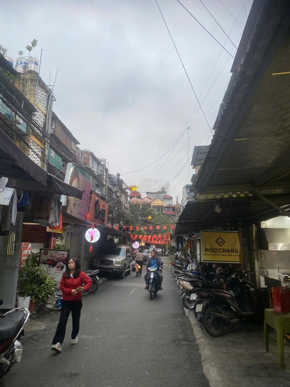 Bán căn tập thể a8 nghĩa tân( ngõ 385 hoàng quốc việt) ô tô đỗ cửa tiện ích bạt