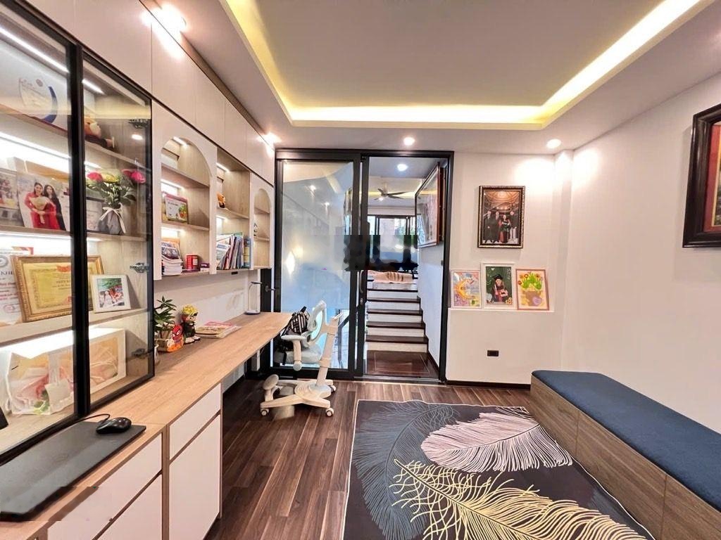 Bán nhà riêng 50m2, gara ô tô tại Việt Hưng, nội thất đẹp ở ngay-15.8 tỷ