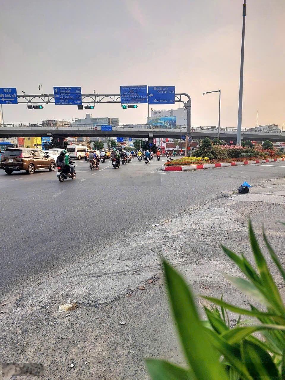 Cho thuê nhà mặt tiền, góc ngã tư hàng xanh, quận bình thạnh