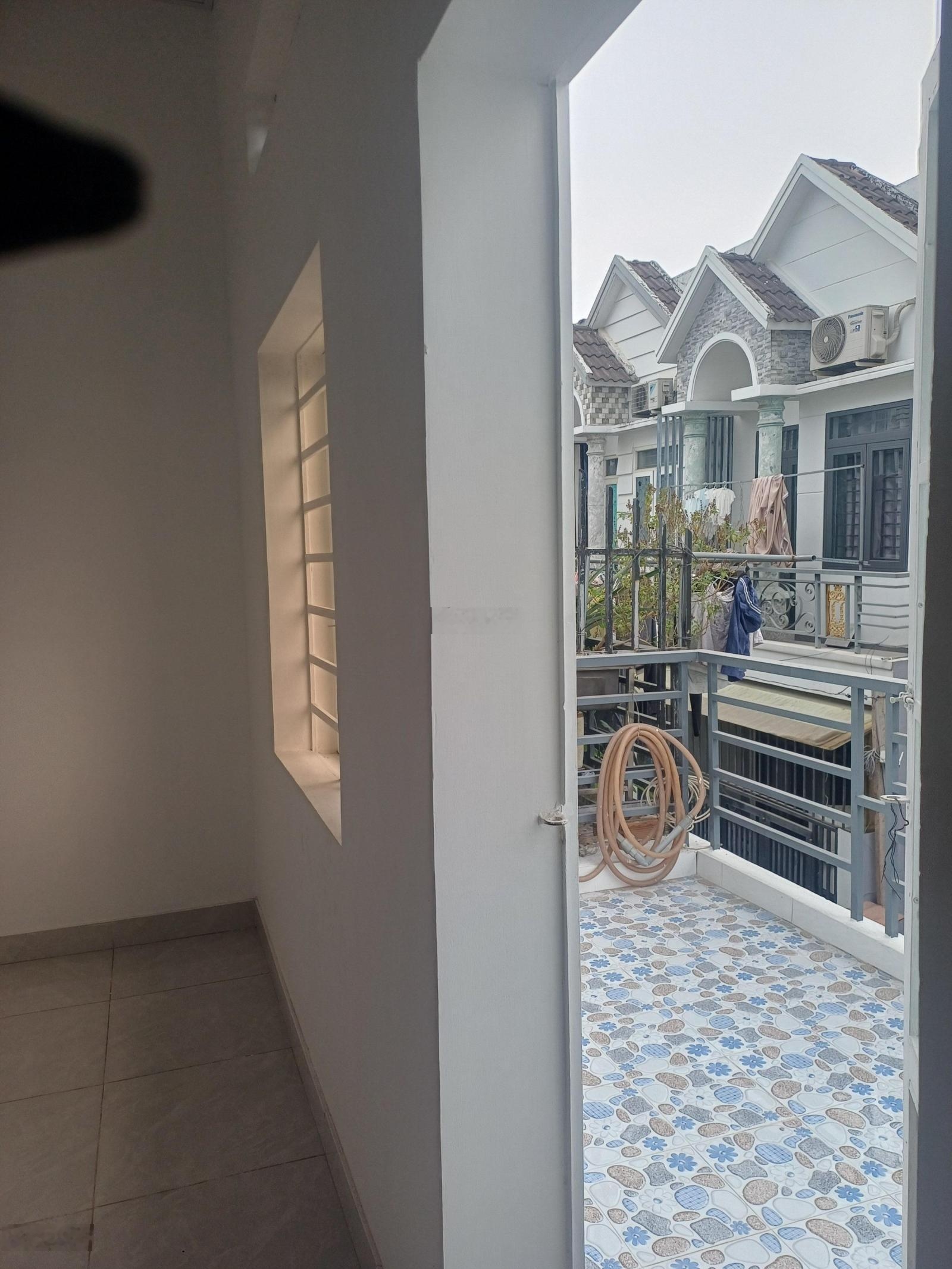 Nhà 1 trệt 1 lầu dt 72m2 nhà mới sửa khang trang có tặng nội thất xịn sò.